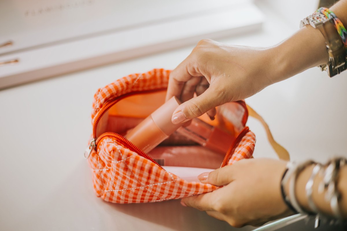 Make-up-Tasche mit verschiedenen Produkten.