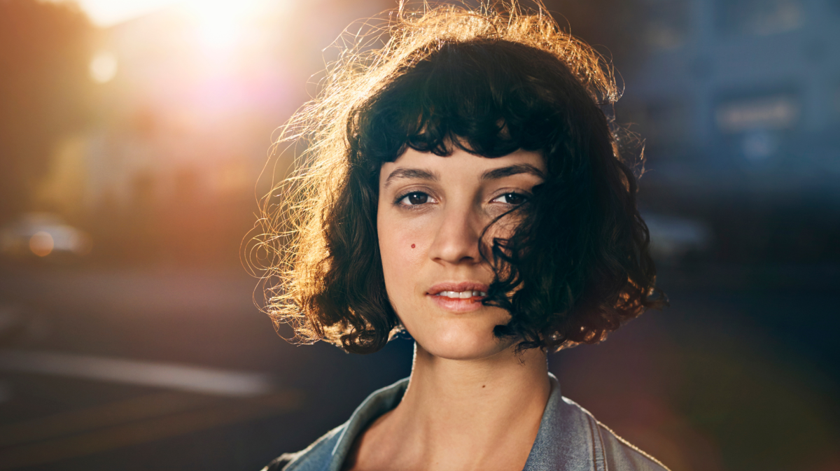 Frau mit dunklen Locken.