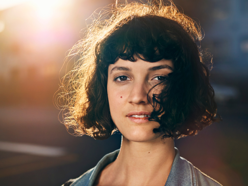 Frau mit dunklen Locken.