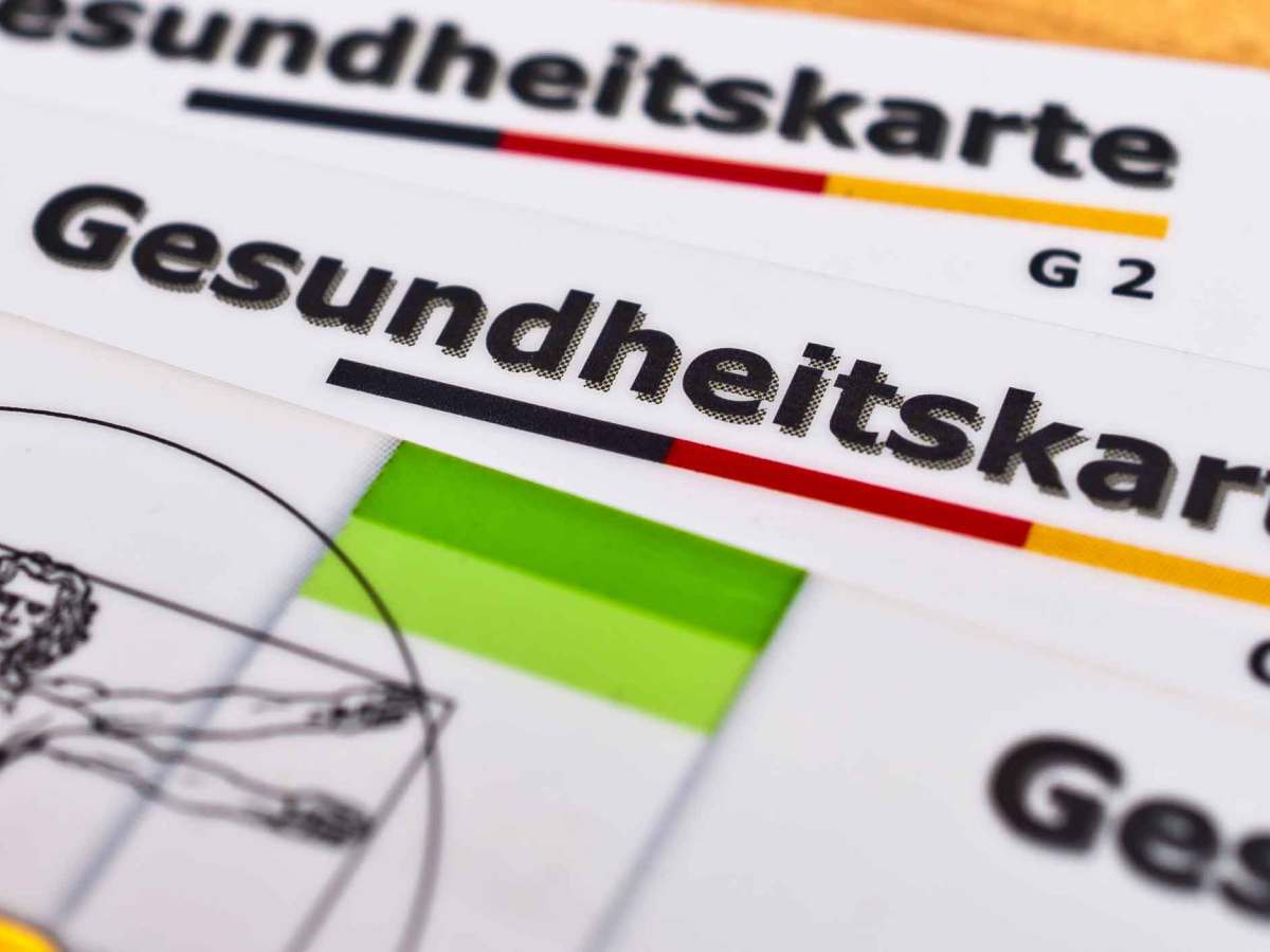 Gesundheitskarten liegen &uuml;bereinander.