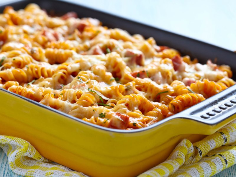 Nudelauflauf in einer Auflaufform