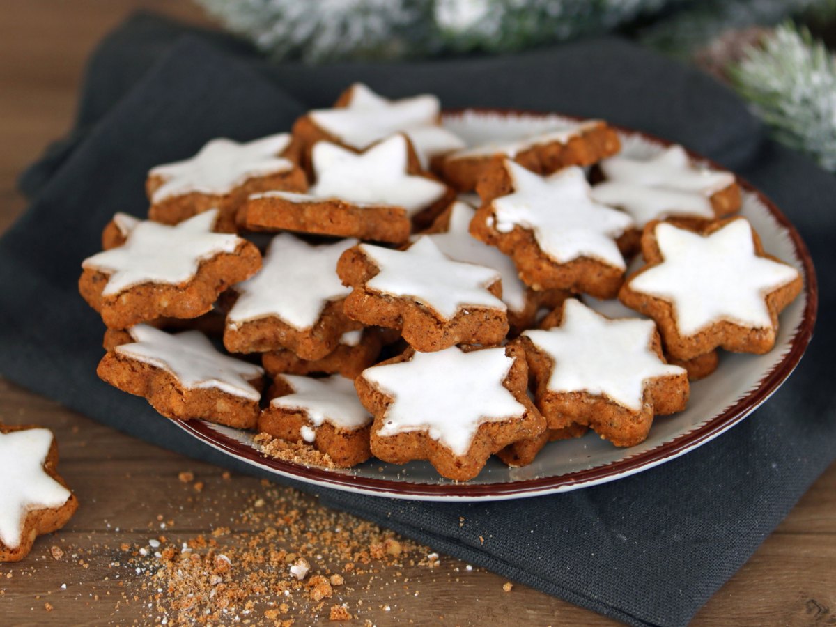 Zimtsterne backen: Saftige Plätzchen aus nur 4 Zutaten