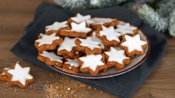 Zimtsterne auf einem Teller