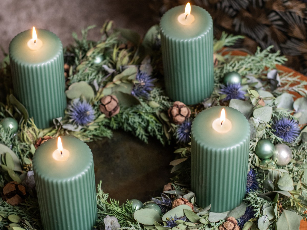Adventskranz mit Eukalyptus und gr&uuml;nen Kerzen.