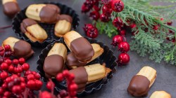 Linzer Stangerl Pl&auml;tzchen auf einem schwarzen Untergrund.