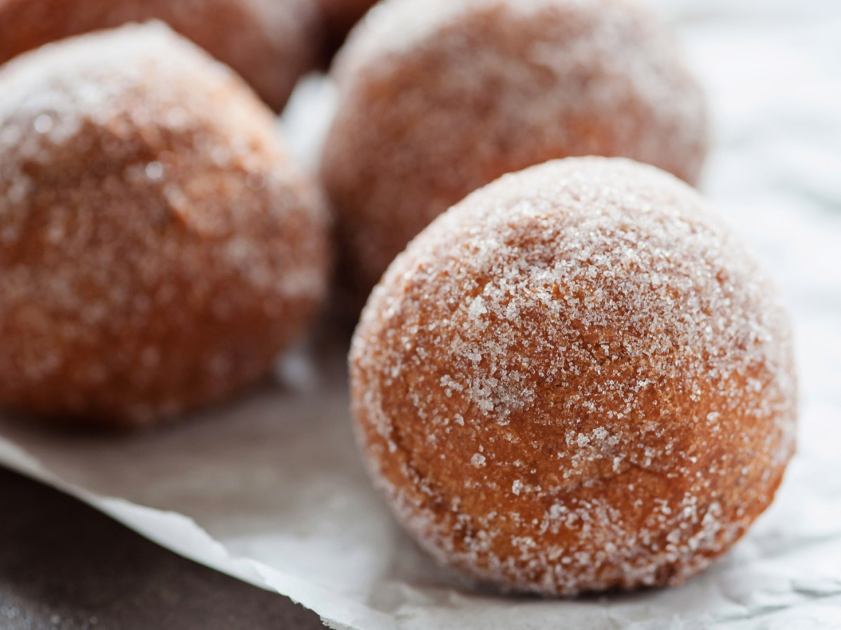Quarkb&auml;llchen aus der Hei&szlig;luftfritteuse: So zaubert der Airfryer fluffiges Geb&auml;ck