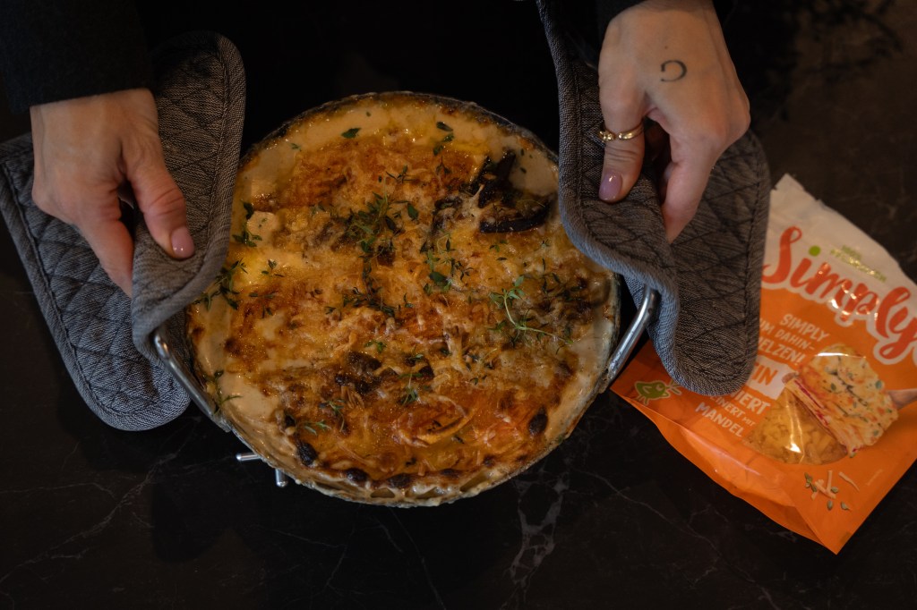 Gemüsegratin mit veganem Käse überbacken.