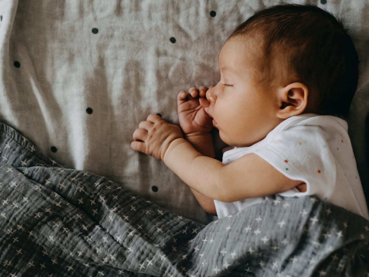 Schlafendes Baby unter einer Decke
