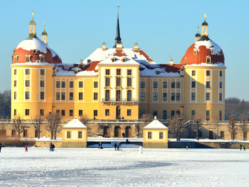 Schloss Moritzburg in einer verschneiten Landschaft