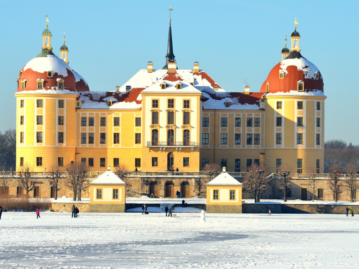 Schloss Moritzburg in einer verschneiten Landschaft