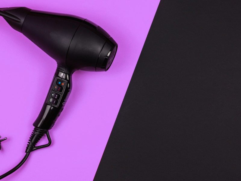 schwarzer Föhn auf farbigem Hintergrund