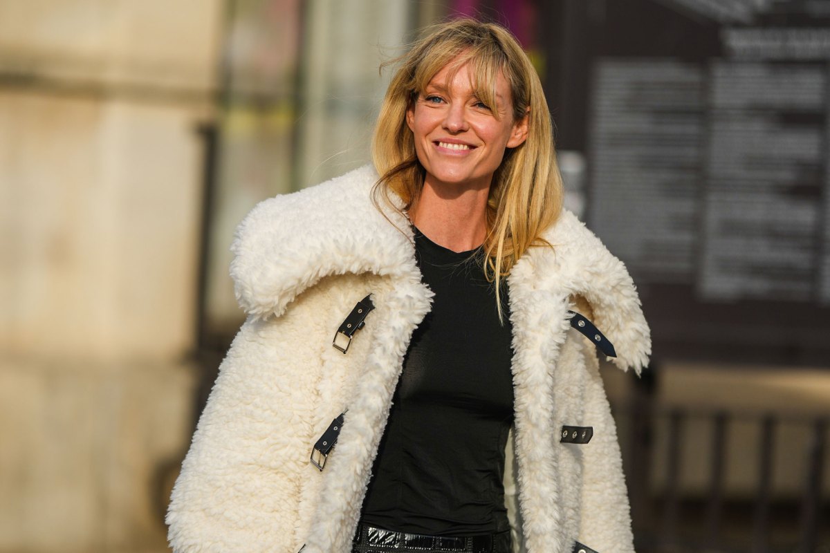 Jeanette Madsen mit einem schwarzen Shirt und einer weißen Felljacke.