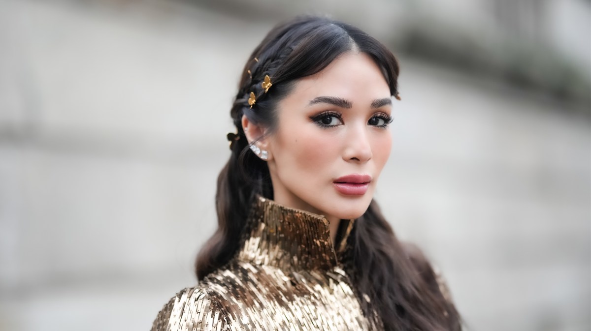 Frau in einem glitzernden Kleid und Haarspangen im Haar.