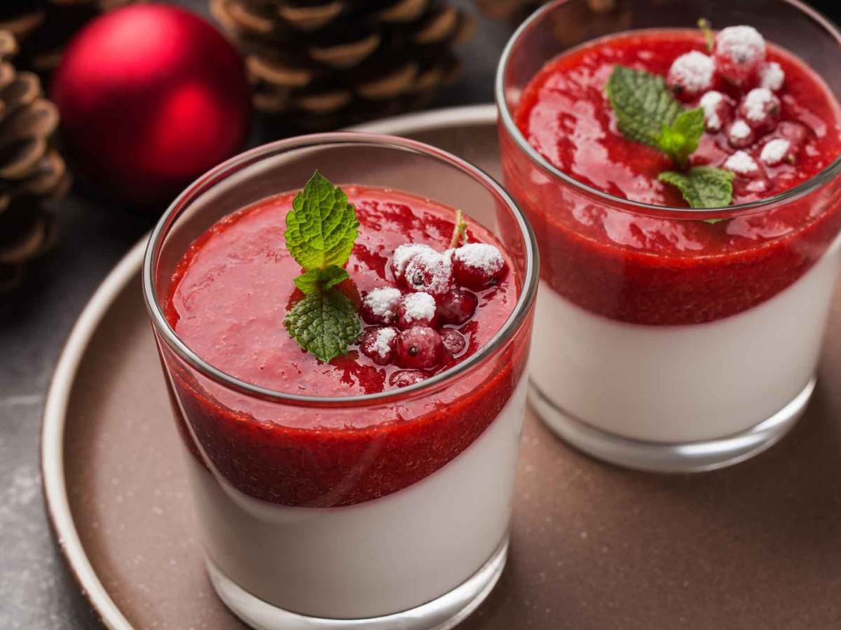 Panna Cotta in Gl&auml;sern mit Erdbeerspiegel.