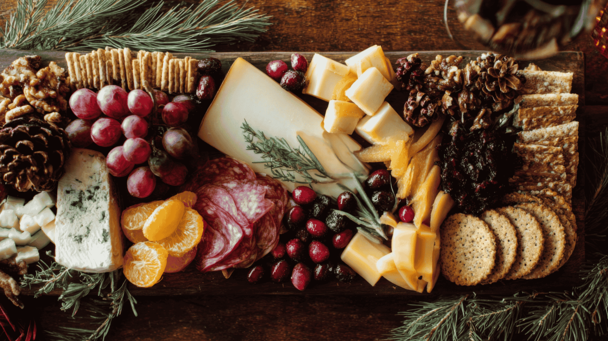 Charcuterie-Board, das weihnachtlich gedeckt wurde.