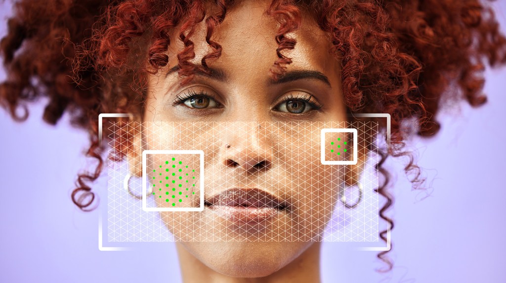 Nahaufnahme einer Frau mit grünen Markierungen auf Wangen, Gesichtserkennungsmuster über rotem Haar und neutralem Ausdruck.
