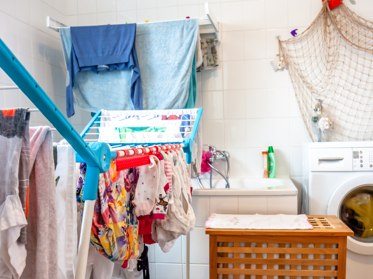 W&auml;schest&auml;nder und Kleidung in einem Badezimmer