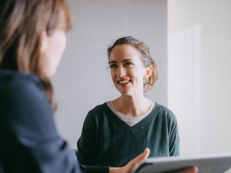 Frau verhandelt im Job ihr Gehalt mit ihrer Chefin.