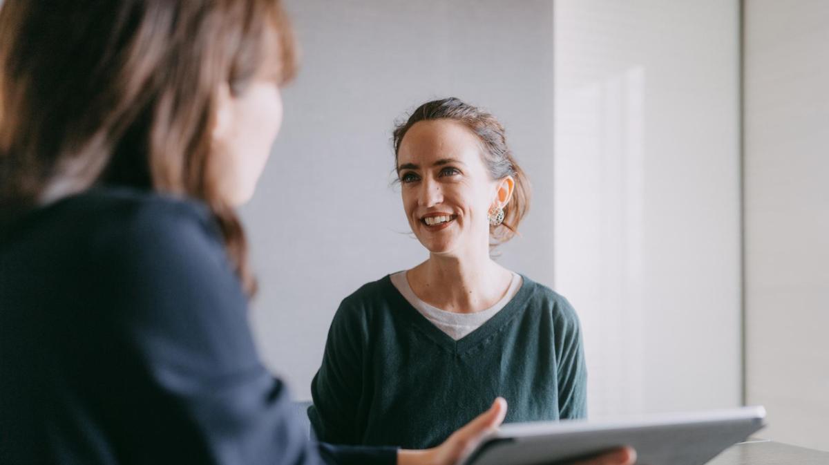 Frau verhandelt im Job ihr Gehalt mit ihrer Chefin.