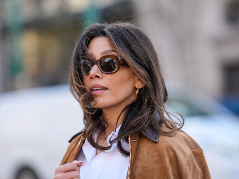 Frau mit gepflegten Lippen und einer weißen Bluse