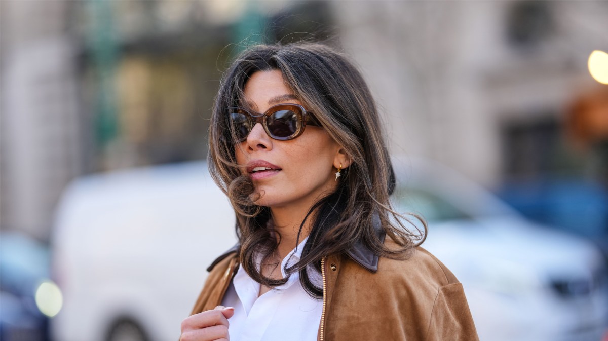 Frau mit gepflegten Lippen und einer weißen Bluse