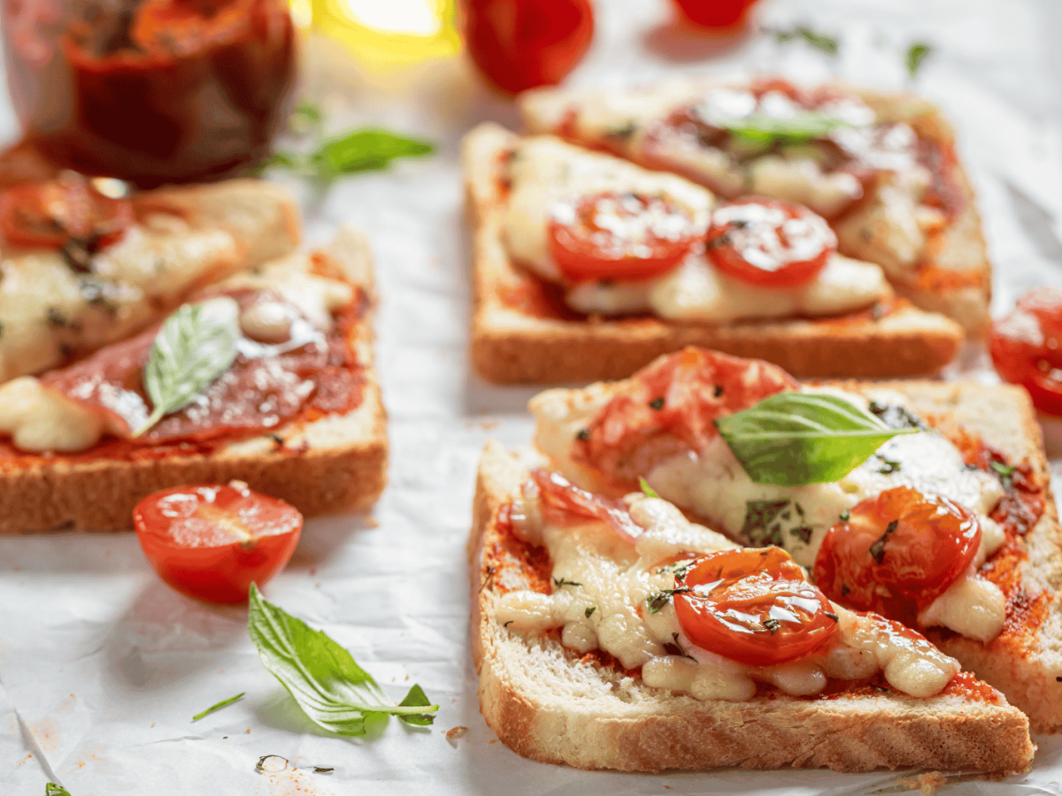 Toasts belegt wie Pizza