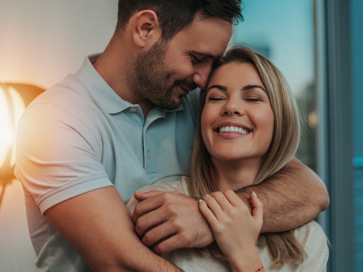 Mann und Frau umarmen sich l&auml;chelnd