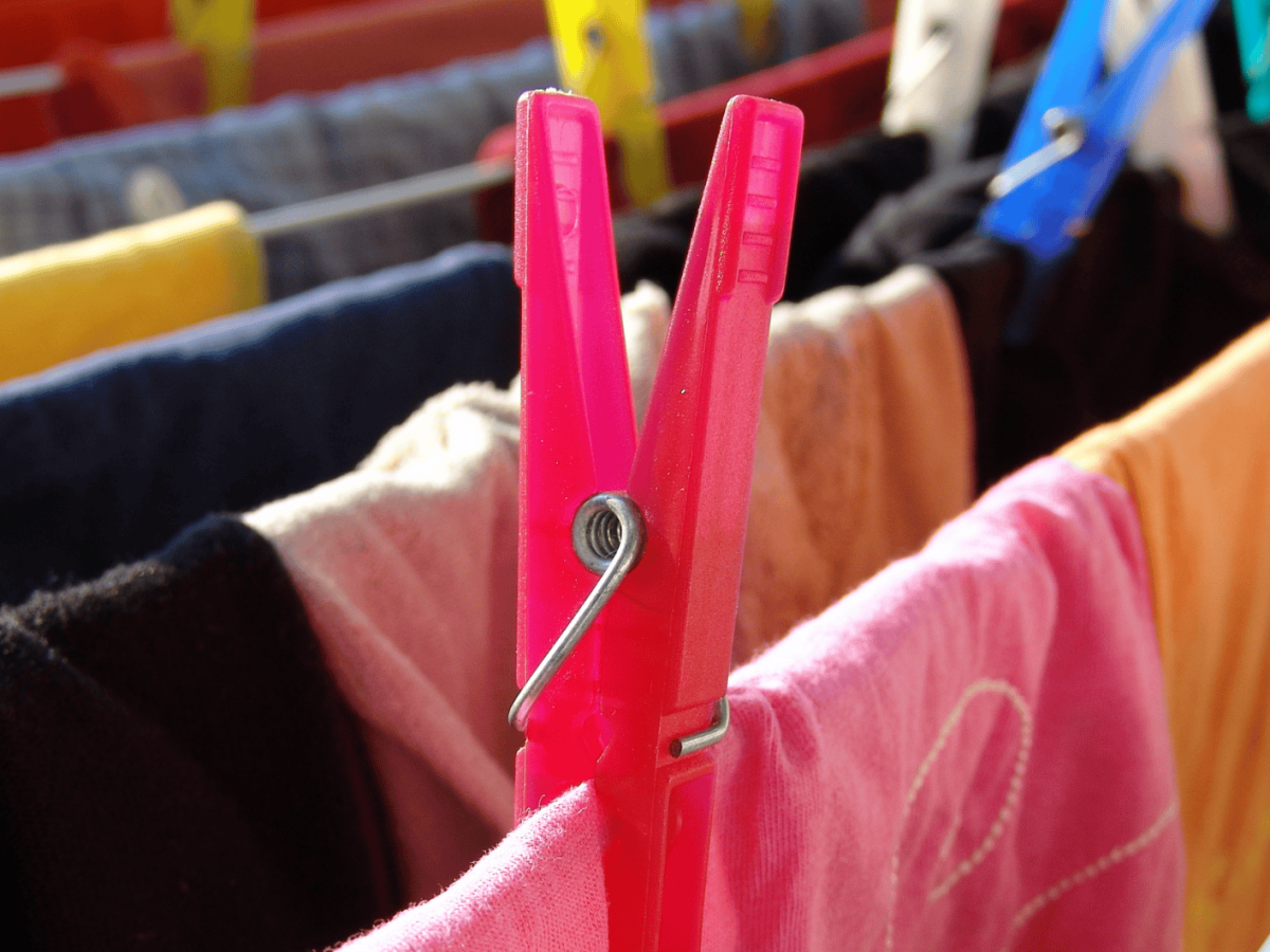 W&auml;sche mit W&auml;scheklammern auf einem &uuml;berf&uuml;llten W&auml;schest&auml;nder