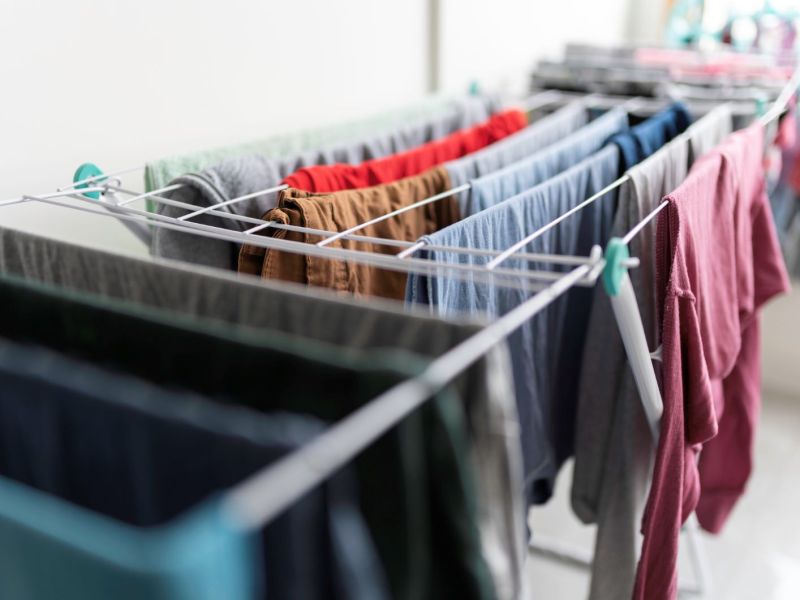 Wäsche trocknet auf einem Wäscheständer