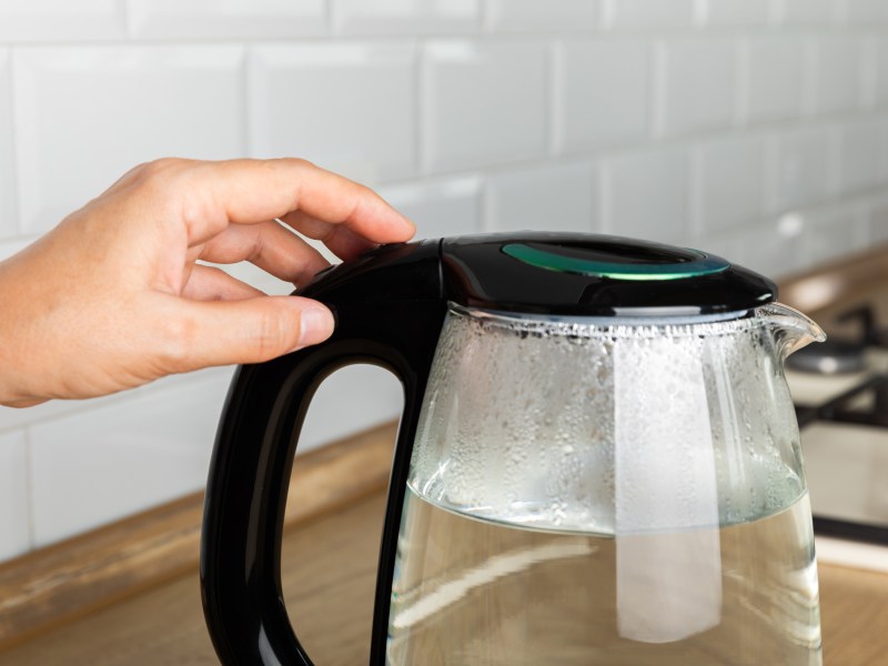 Hand an Wasserkocher