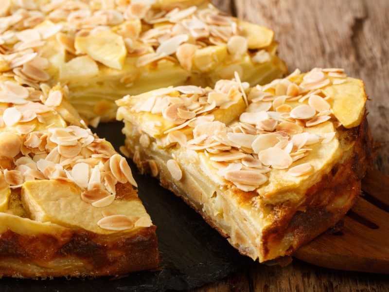 Apfelkuchen mit Mandeln im Anschnitt