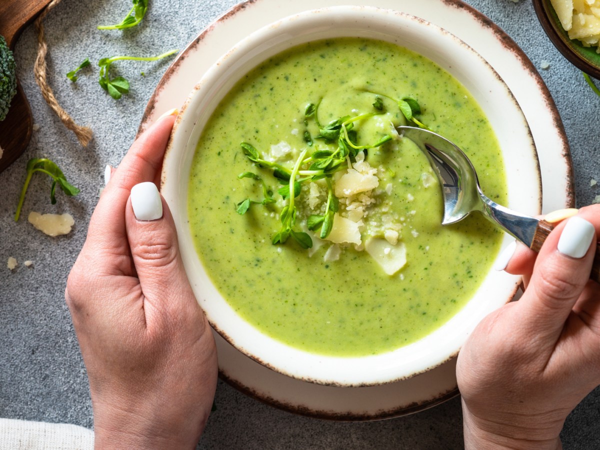 Brokkoli-Parmesan-Suppe: Cremiger Low Carb Genuss