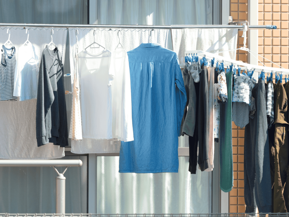 Wohnung ohne Balkon. Die Wäsche wird vor dem Fenster auf einer Wäschestange getrocknet.