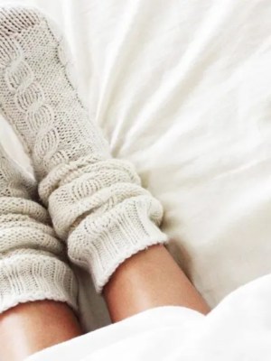 Kalte Füße stören beim Einschlafen? So werden sie wieder warm!