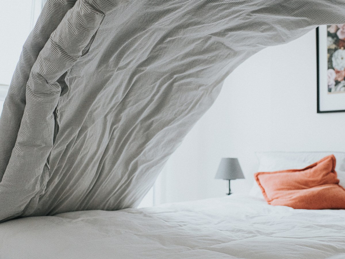 Bett wird frisch &uuml;berzogen