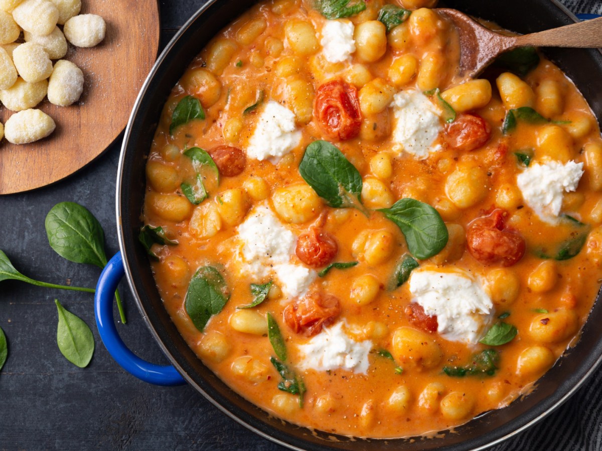 Cremige One‑Pot‑Gnocchi mit Tomate, Mozzarella & Basilikum