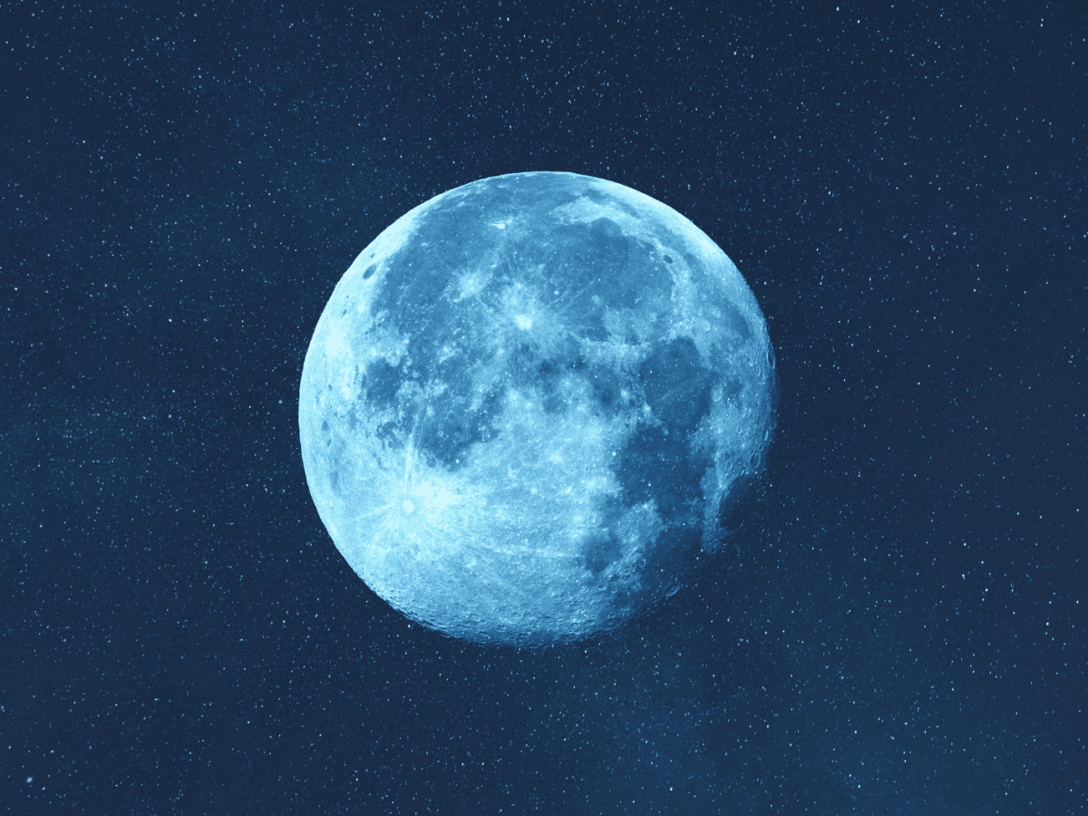 Großer Vollmond an Sternenhimmel.