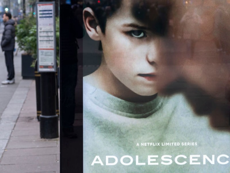 Werbeplakat für die Serie 'Adolescence' an einer Londoner Bushaltestelle.