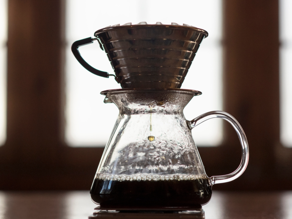 Kaffeekanne aus Glas mit einem Filter auf der Kanne.