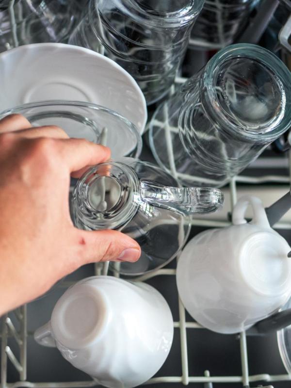 Spülmaschine stinkt? Mit drei simplen Hausmitteln wirst du den Mief los