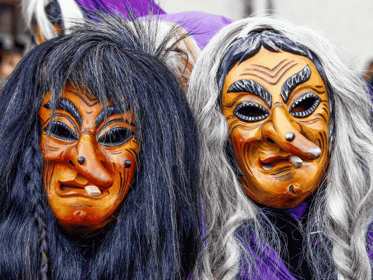 Zwei als Hexen kost&uuml;mierte Narren der Narrenzunft Bondorf mit Holzmasken und Per&uuml;cken beim Umzug zur schw&auml;bisch-alemannischen Fastnacht (