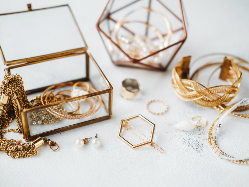 Verschiedener Schmuck auf weißer Fläche und in Glasboxen