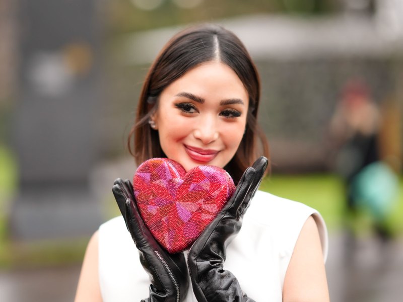 Heart Evangelista mit kleiner Herz-Tasche.