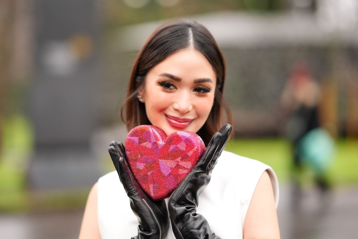 Heart Evangelista mit kleiner Herz-Tasche.