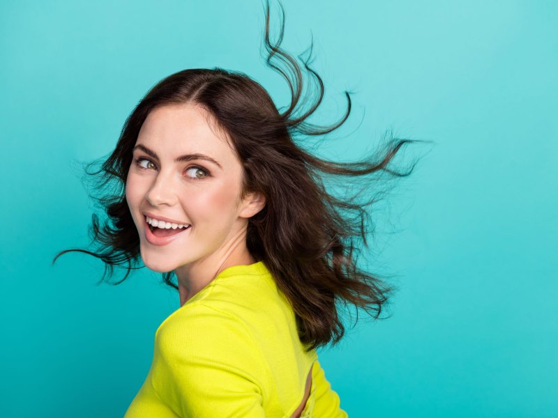 Frau in bunter Kleidung mit wehendem Haar.