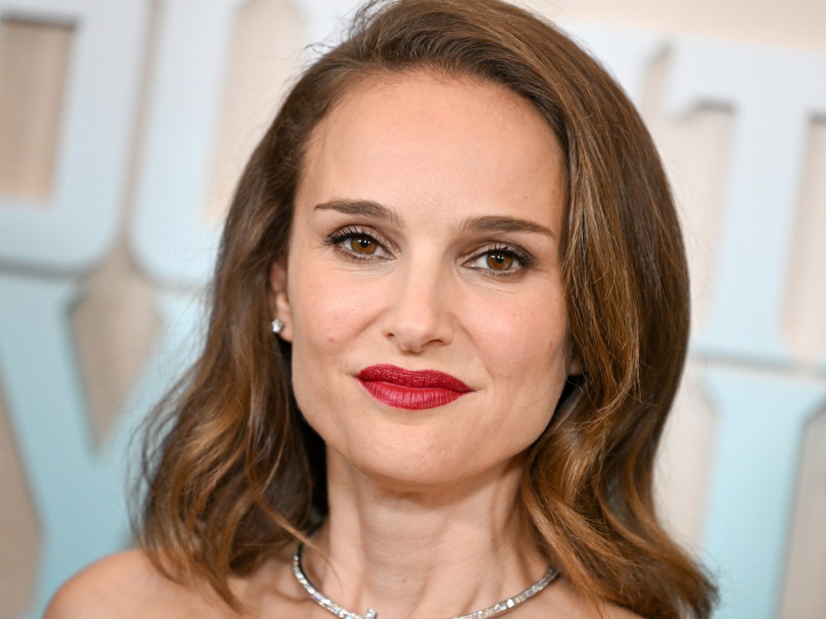 Natalie Portman mit schulterlangem Haar, das in Wellen gelegt ist.