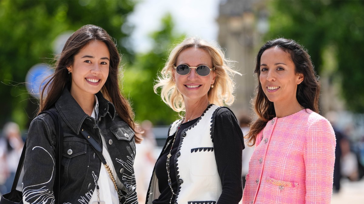 Frauen in schicker Sommerkleidung, die in die Kamera lächeln.