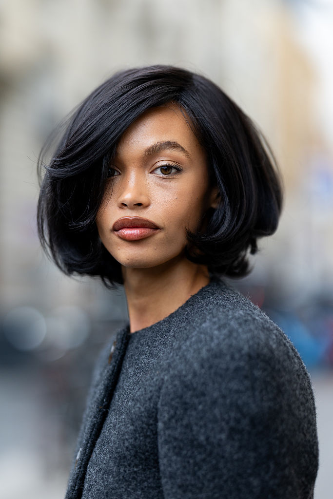 Frau mit sehr viel Volumen im Haar.