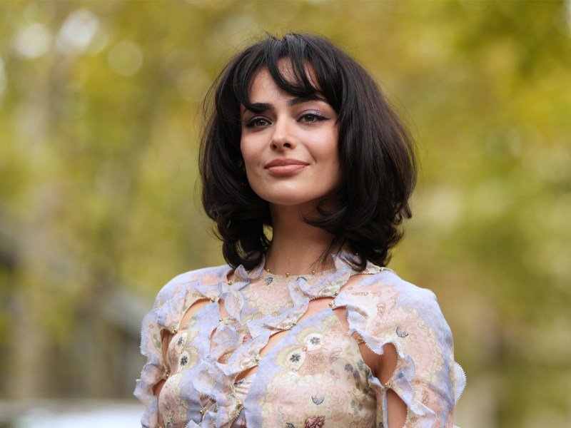 Streetstyle mit voluminöser, schulterlanger Bob Frisur.