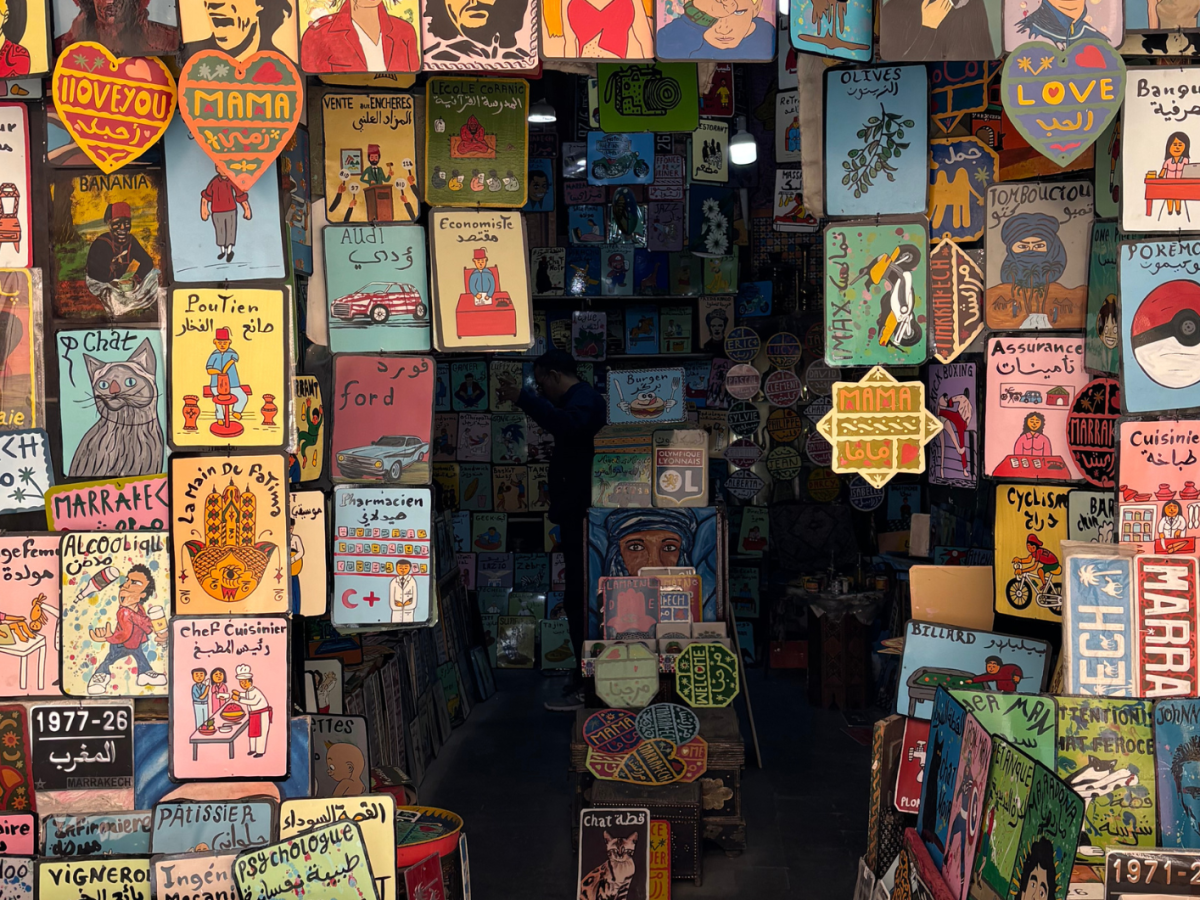 Antiquitäten auf einem Markt in MArrakesch.